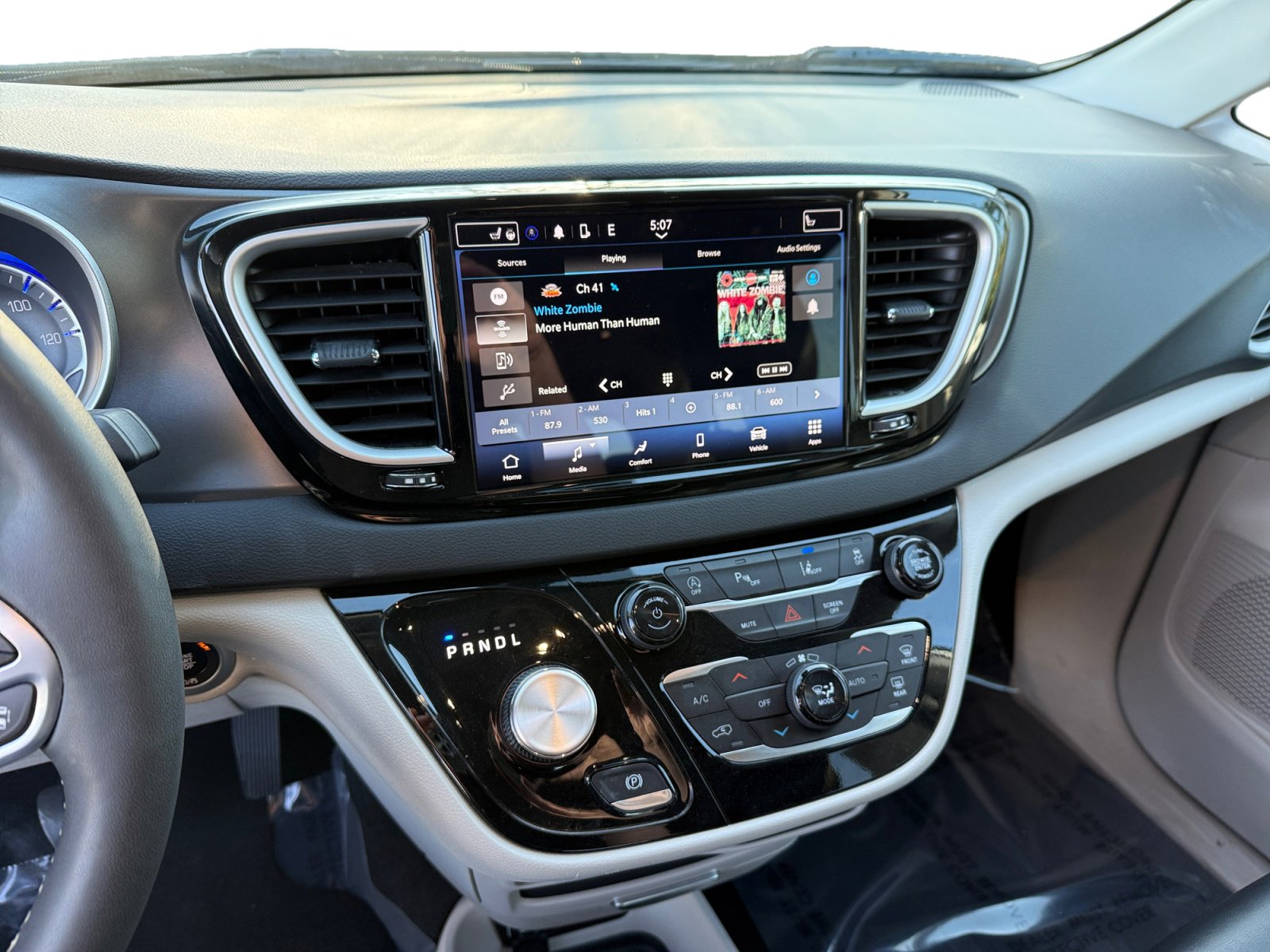 Used 2024 Chrysler Pacifica Touring-L image 12