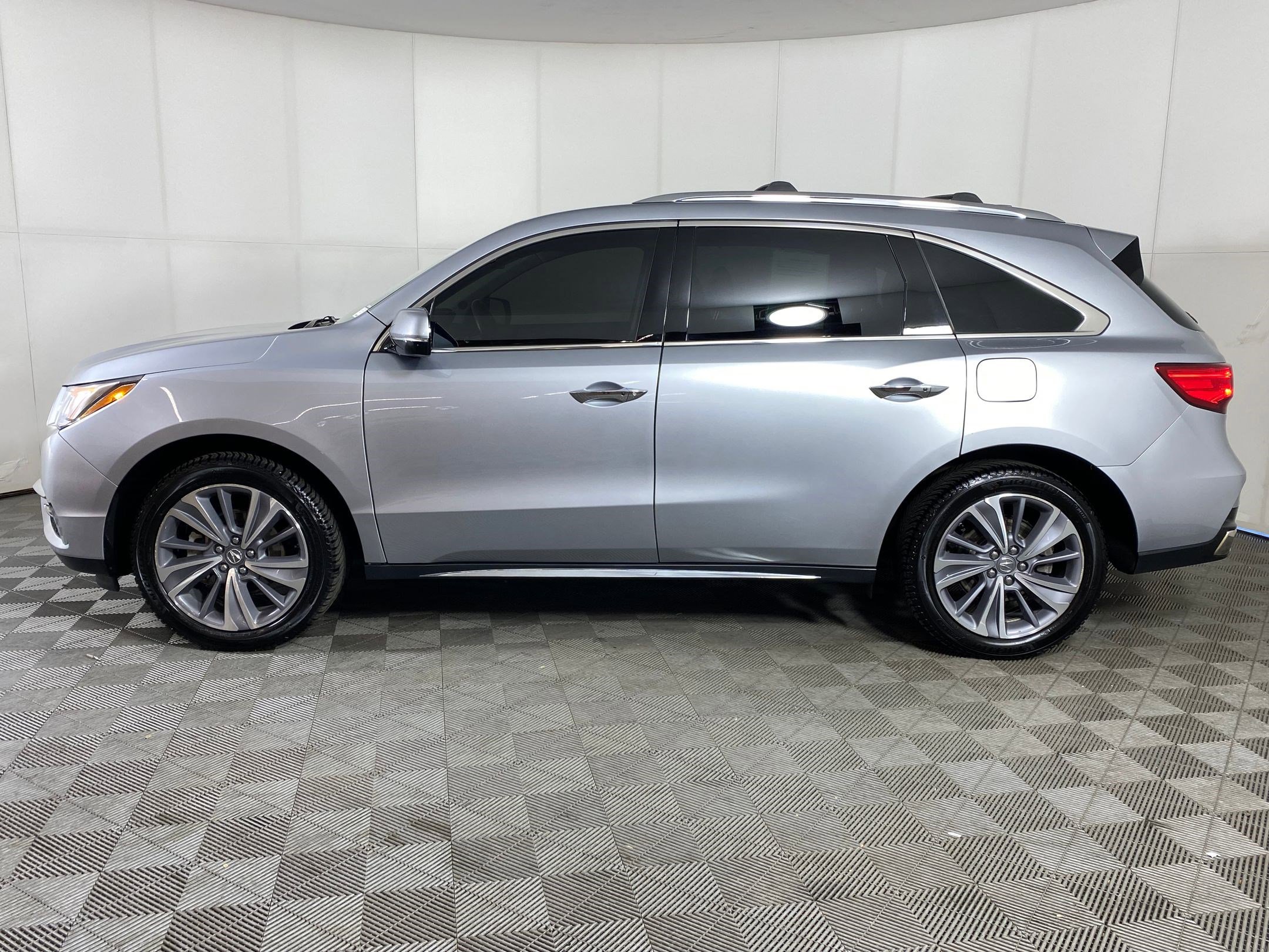 Used 2017 Acura MDX w/ Technology & Entertainment image 2