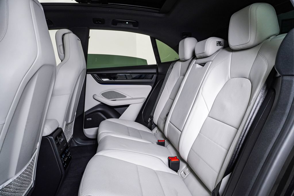 Certified 2025 Porsche Macan 4S Electric AWD/4WD image 17