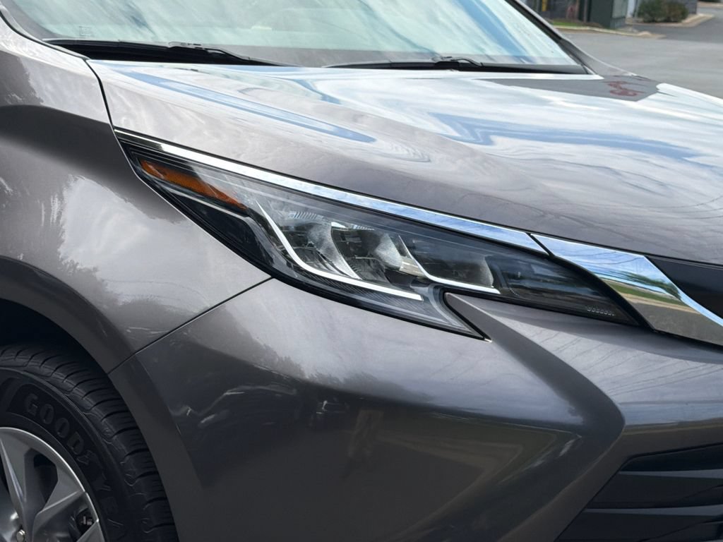 Used 2023 Toyota Sienna XLE AWD/4WD image 9