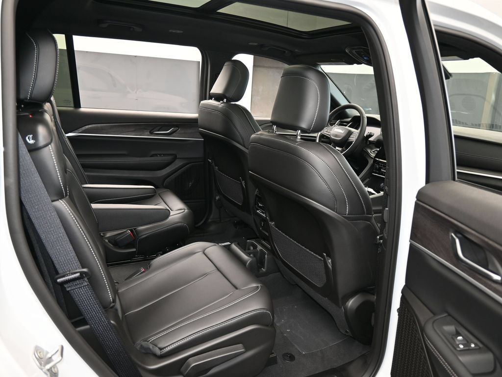 Used 2025 Jeep Grand Cherokee L Limited RWD image 37