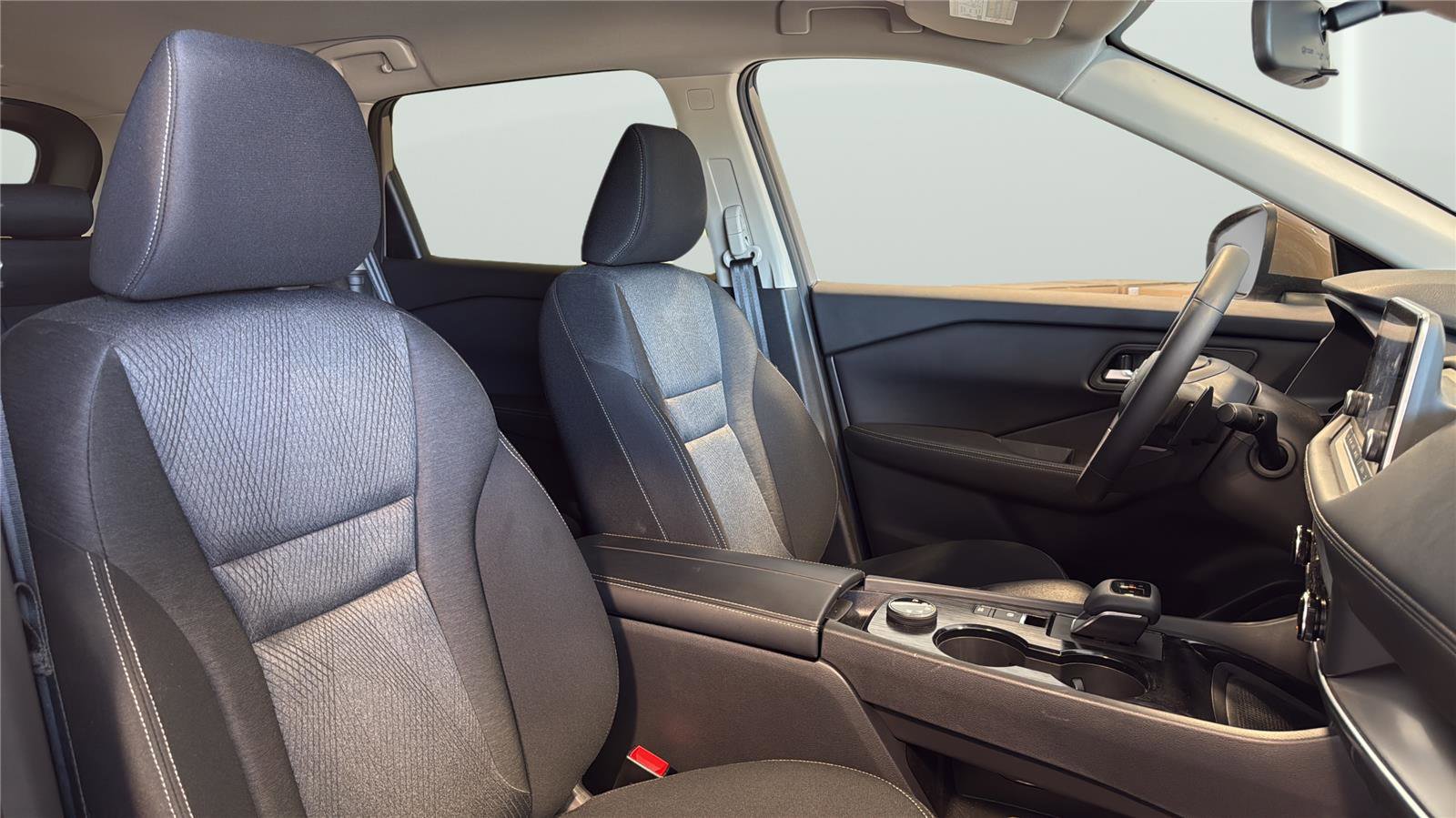 Used 2025 Nissan Rogue SV AWD/4WD image 14