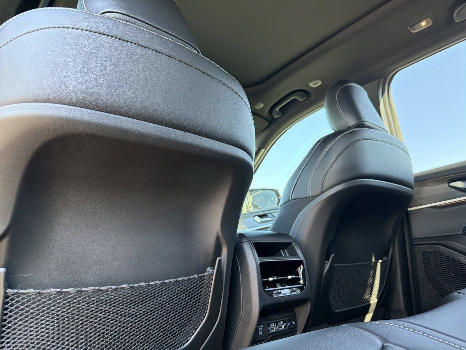 Used 2025 Jeep Grand Cherokee Limited AWD/4WD image 18