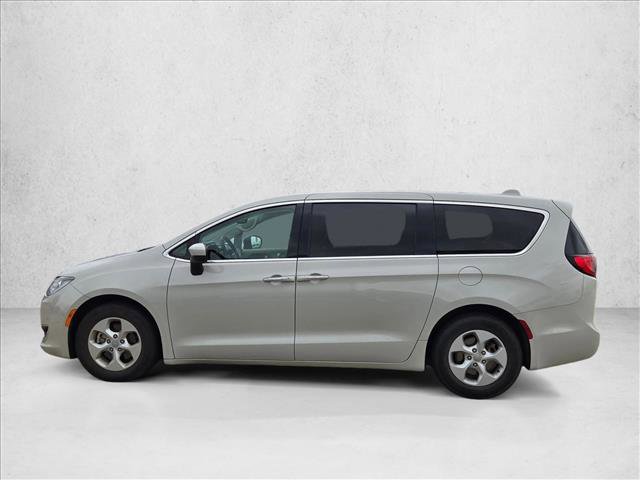 Used 2017 Chrysler Pacifica Touring Plus w/ Tire & Wheel Group FWD image 8