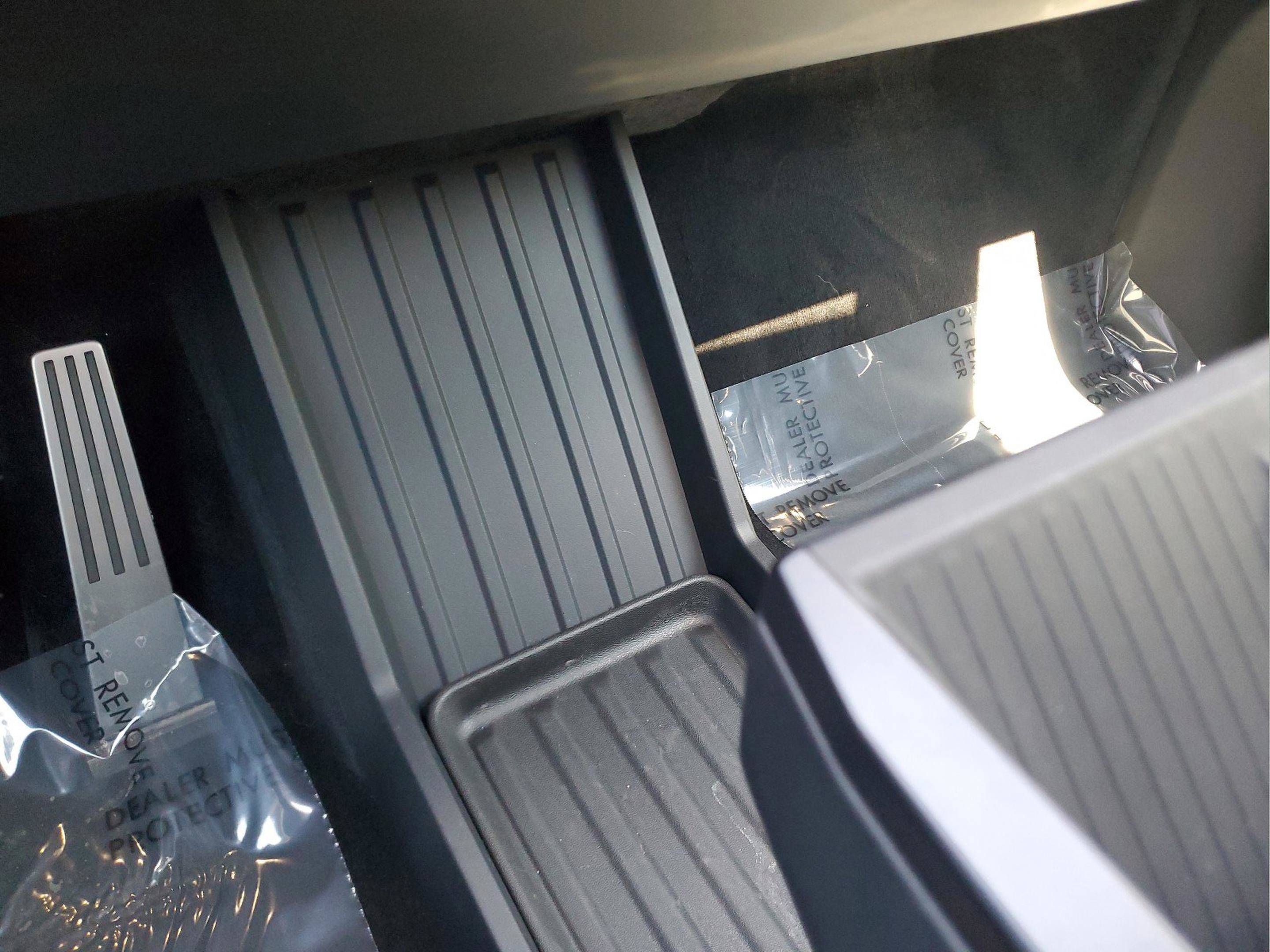 Used 2024 Tesla Cybertruck AWD Crew Cab image 30