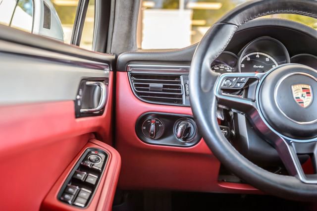 Used 2020 Porsche Macan Turbo image 26