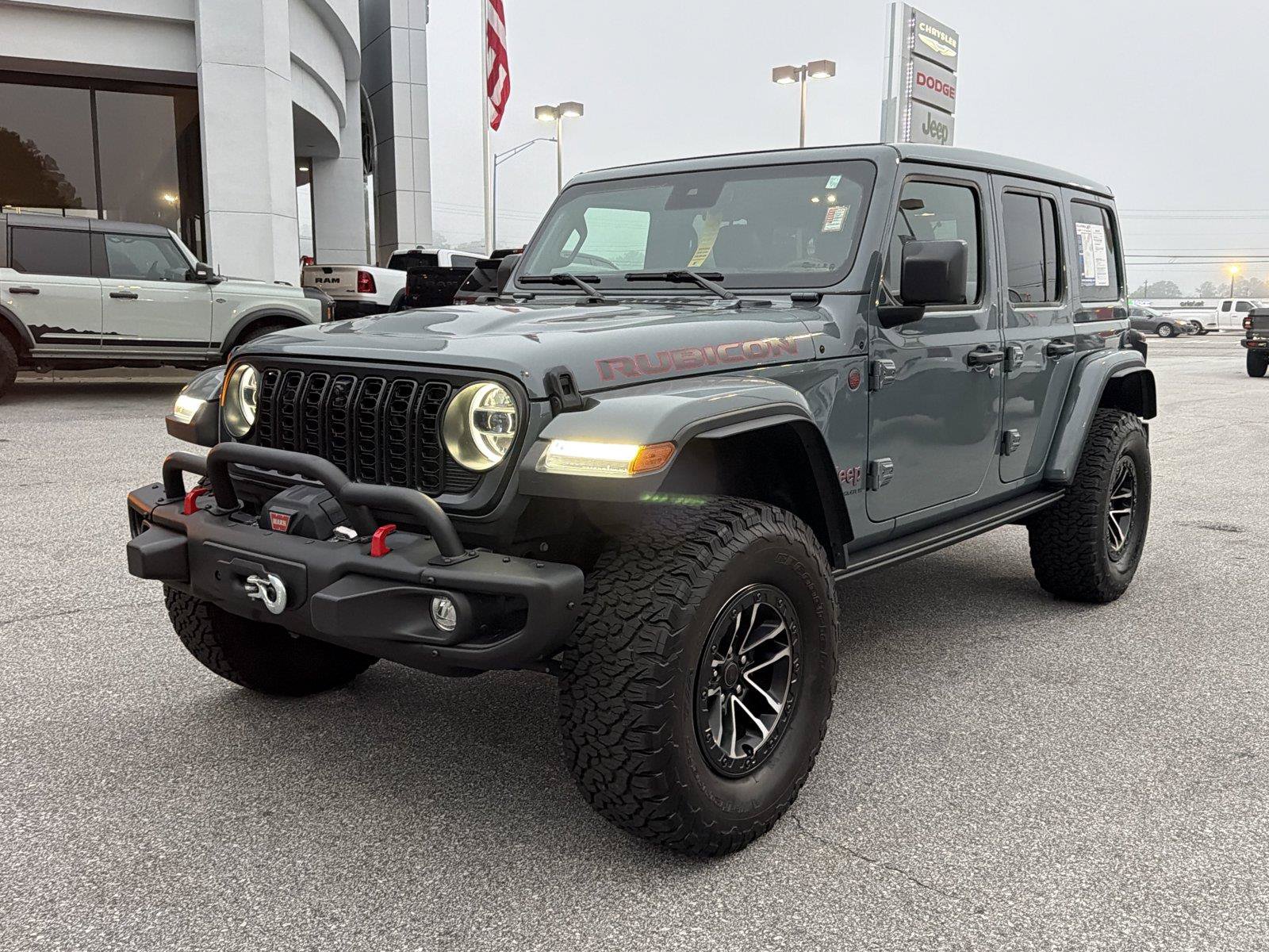 Used 2025 Jeep Wrangler Unlimited Rubicon AWD/4WD image 2