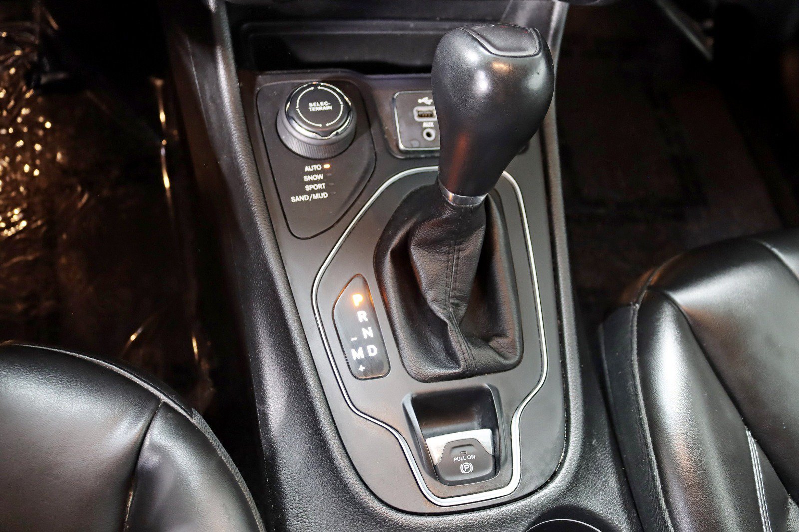 Used 2019 Jeep Cherokee Latitude Plus w/ Cold Weather Group AWD/4WD image 24