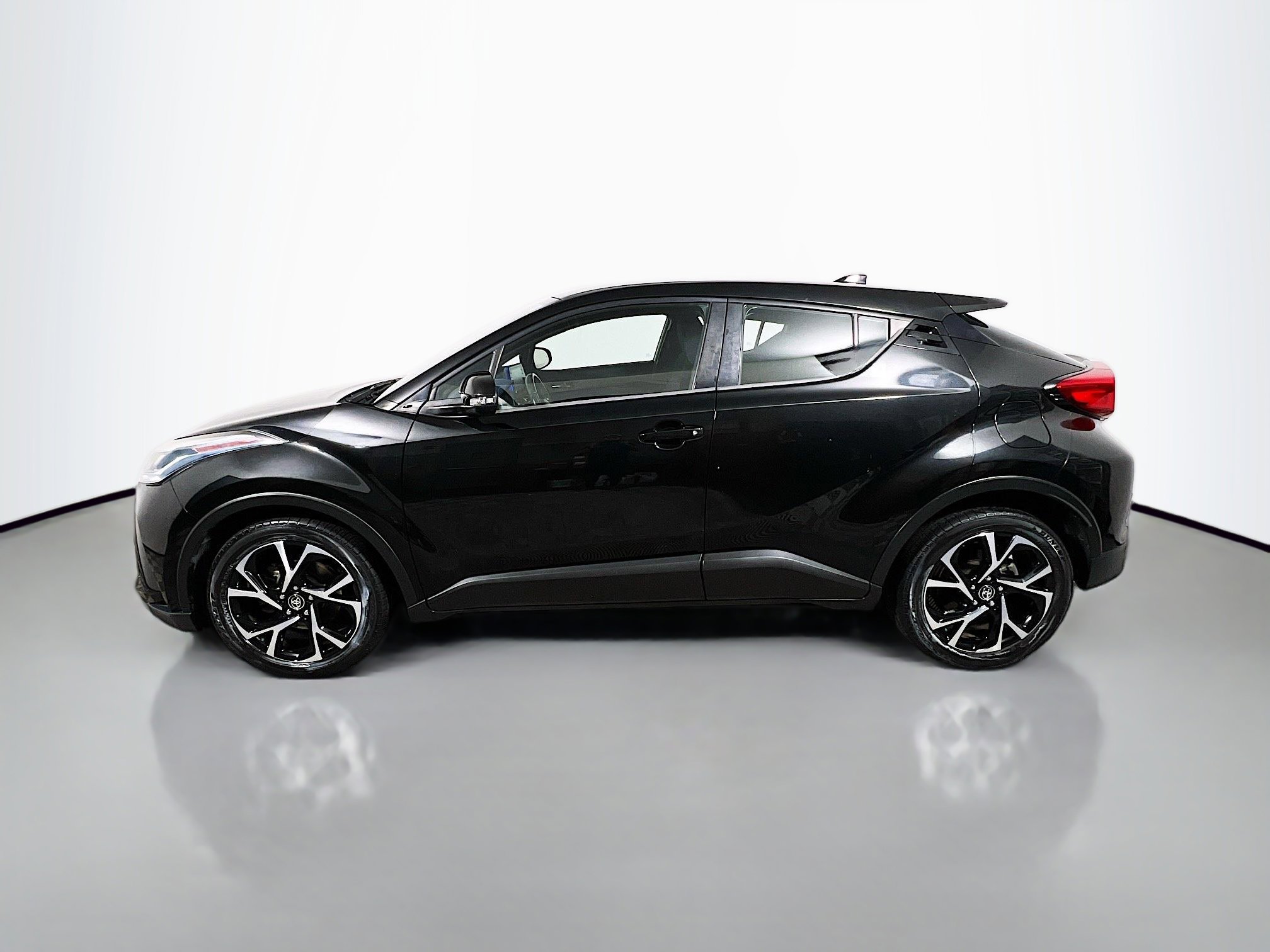 Used 2021 Toyota C-HR XLE image 9