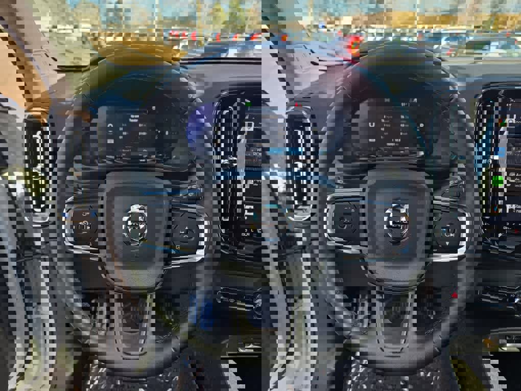 Used 2025 Volvo XC40 B5 Core image 13