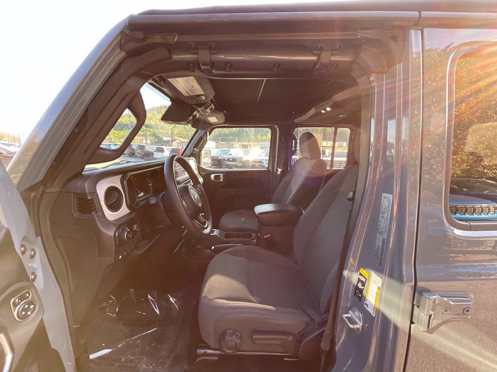 Used 2024 Jeep Wrangler Unlimited w/ Convenience Group AWD/4WD image 9