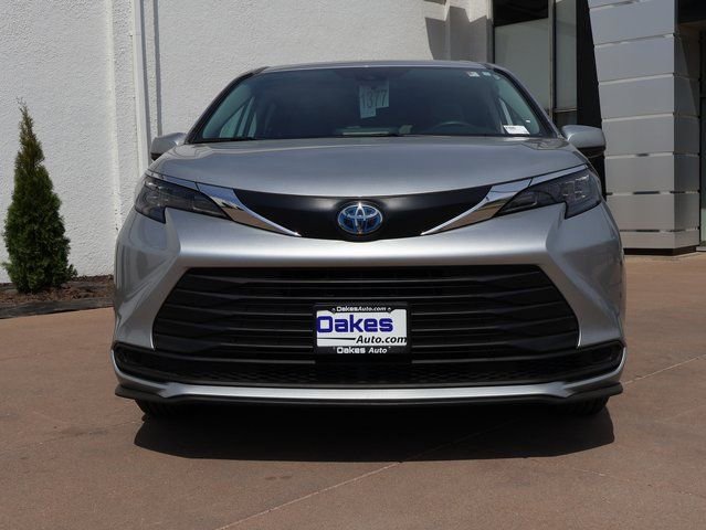 Used 2024 Toyota Sienna LE image 7