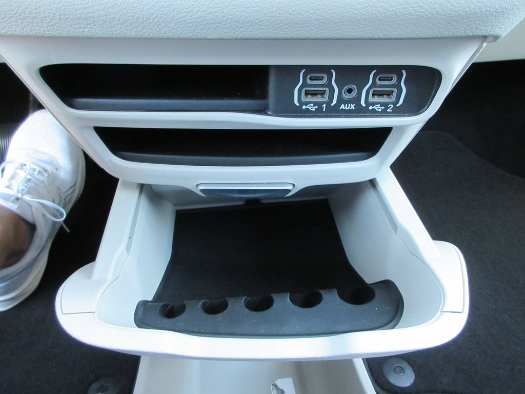 Used 2024 Chrysler Pacifica Touring-L FWD image 28