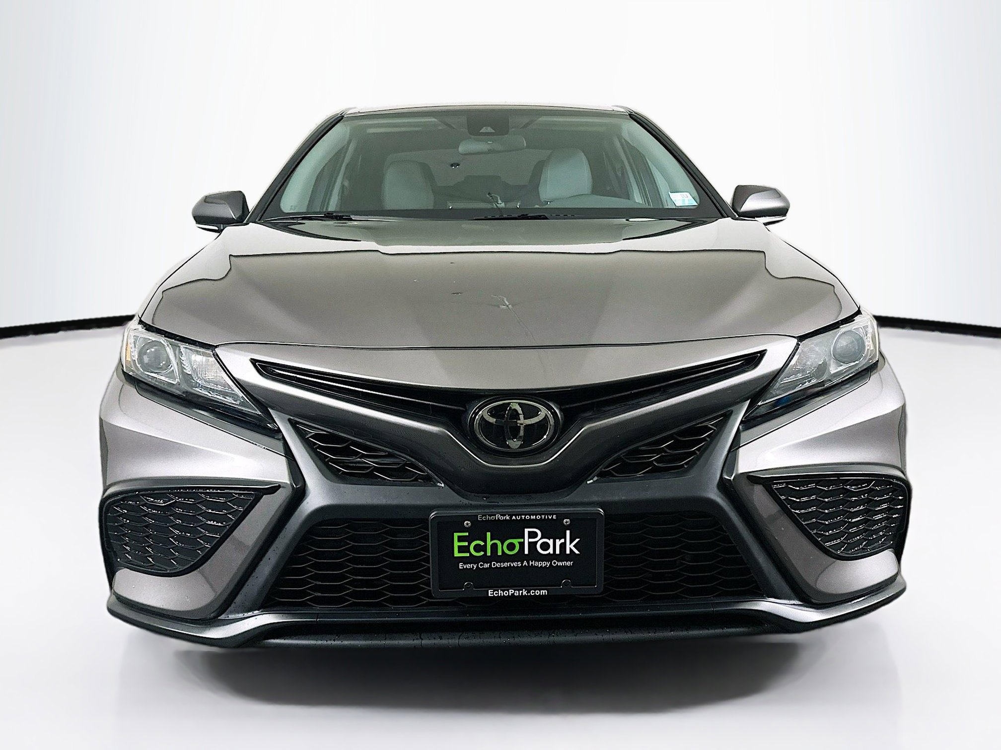 Used 2023 Toyota Camry SE image 2