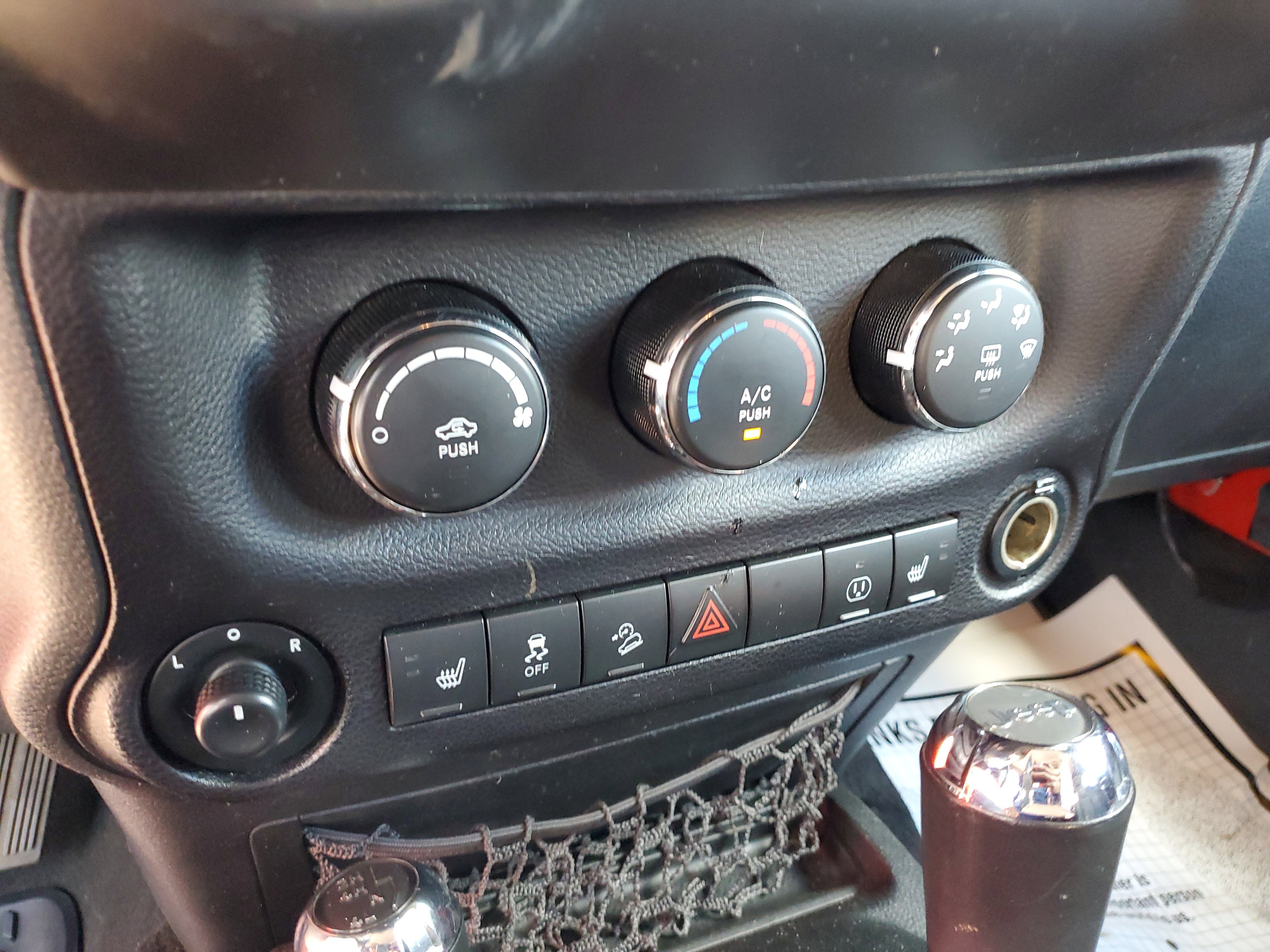 Used 2017 Jeep Wrangler Unlimited Sahara w/ Connectivity Group image 28