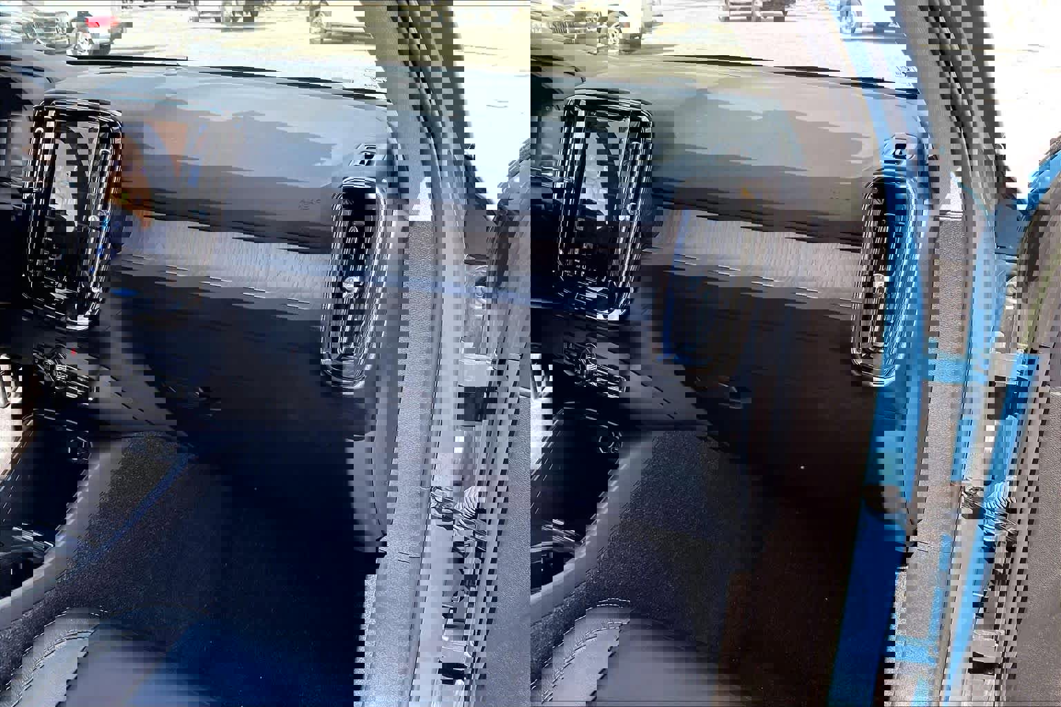 Used 2023 Volvo XC40 B5 Core w/ Convenience Package image 17