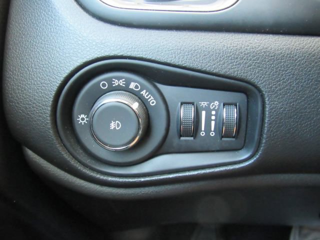 Used 2019 Jeep Renegade Limited image 33