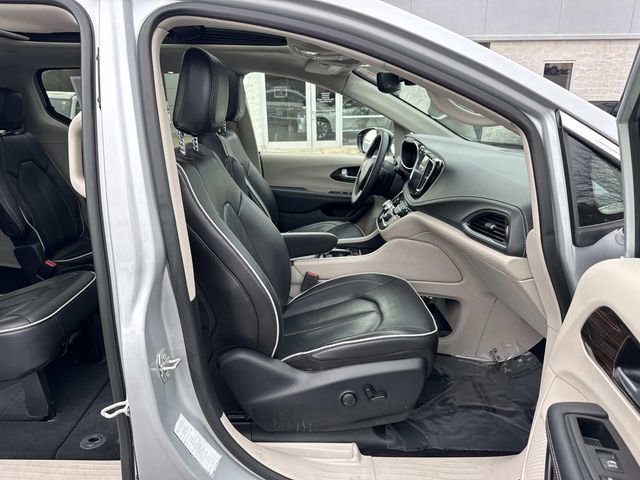 Used 2024 Chrysler Pacifica Limited image 11