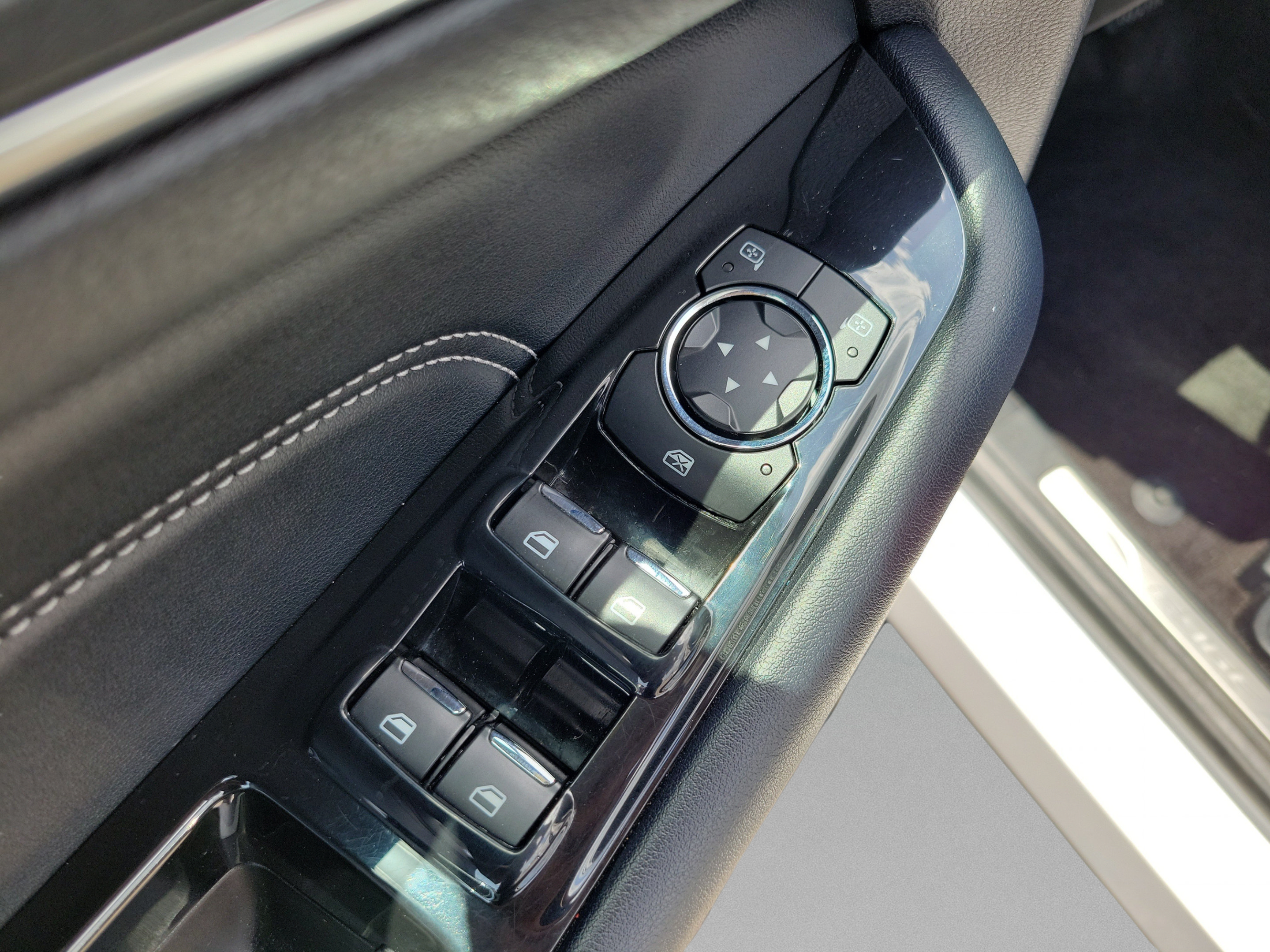 Used 2018 Ford Edge Titanium FWD image 24