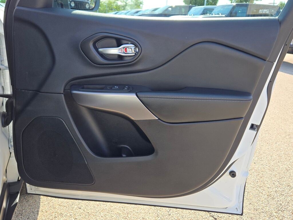 Used 2022 Jeep Cherokee Limited w/ Mopar Interior Package image 8