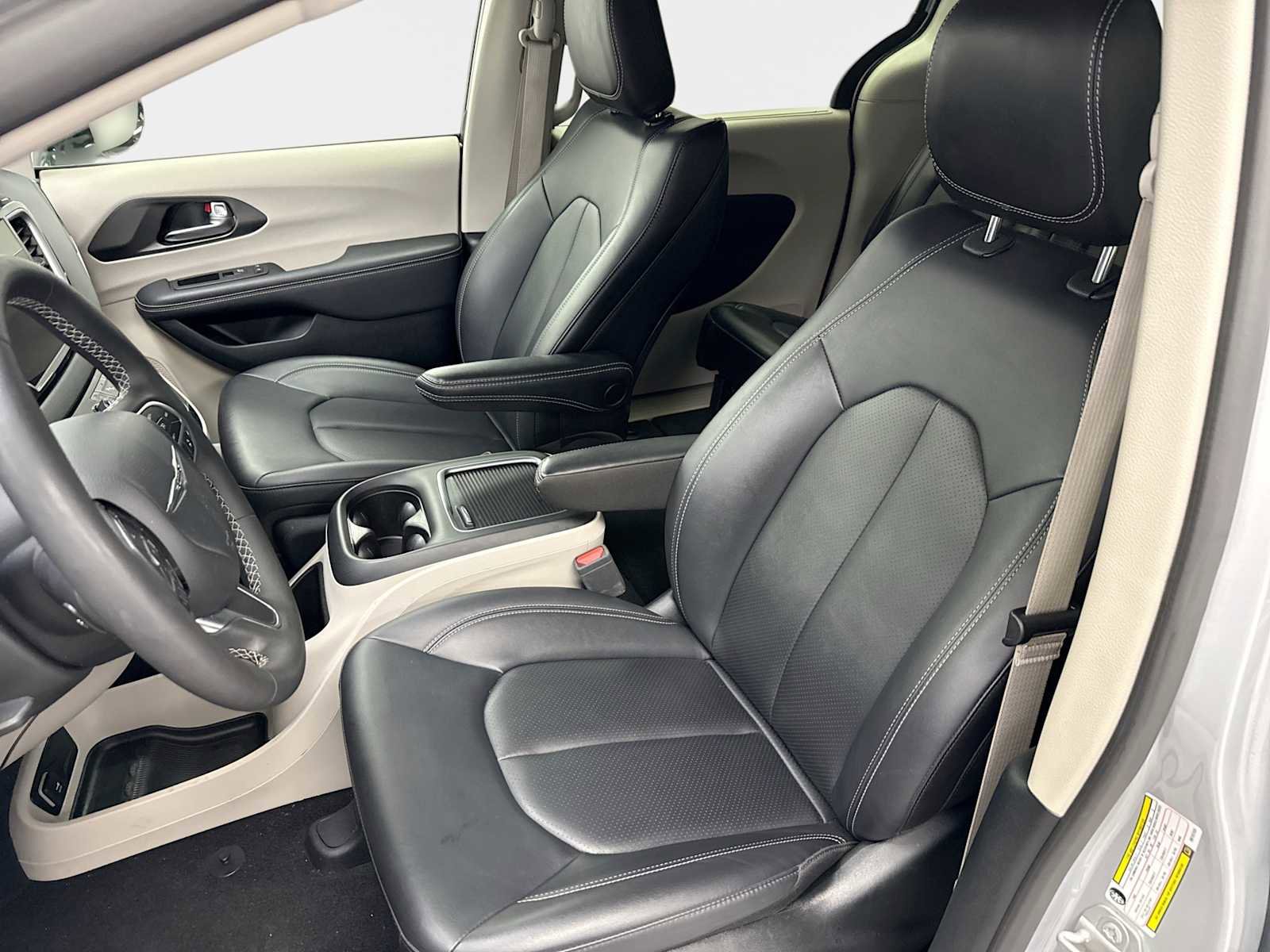 Used 2024 Chrysler Pacifica Touring-L image 19