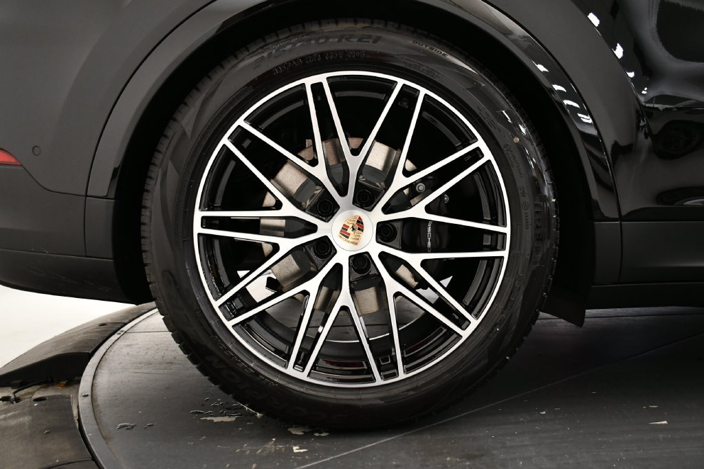 Certified 2025 Porsche Cayenne E-Hybrid Coupe AWD/4WD image 19