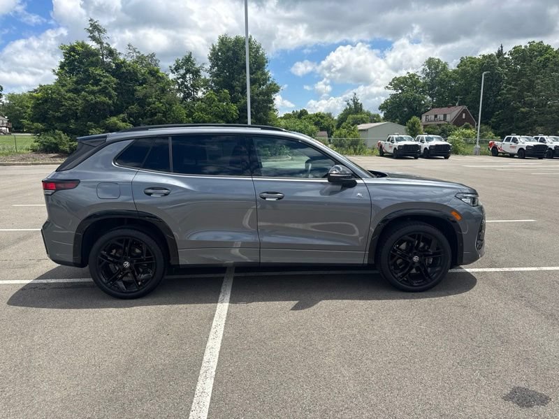 Used 2025 Volkswagen Tiguan SE R-Line AWD/4WD image 5