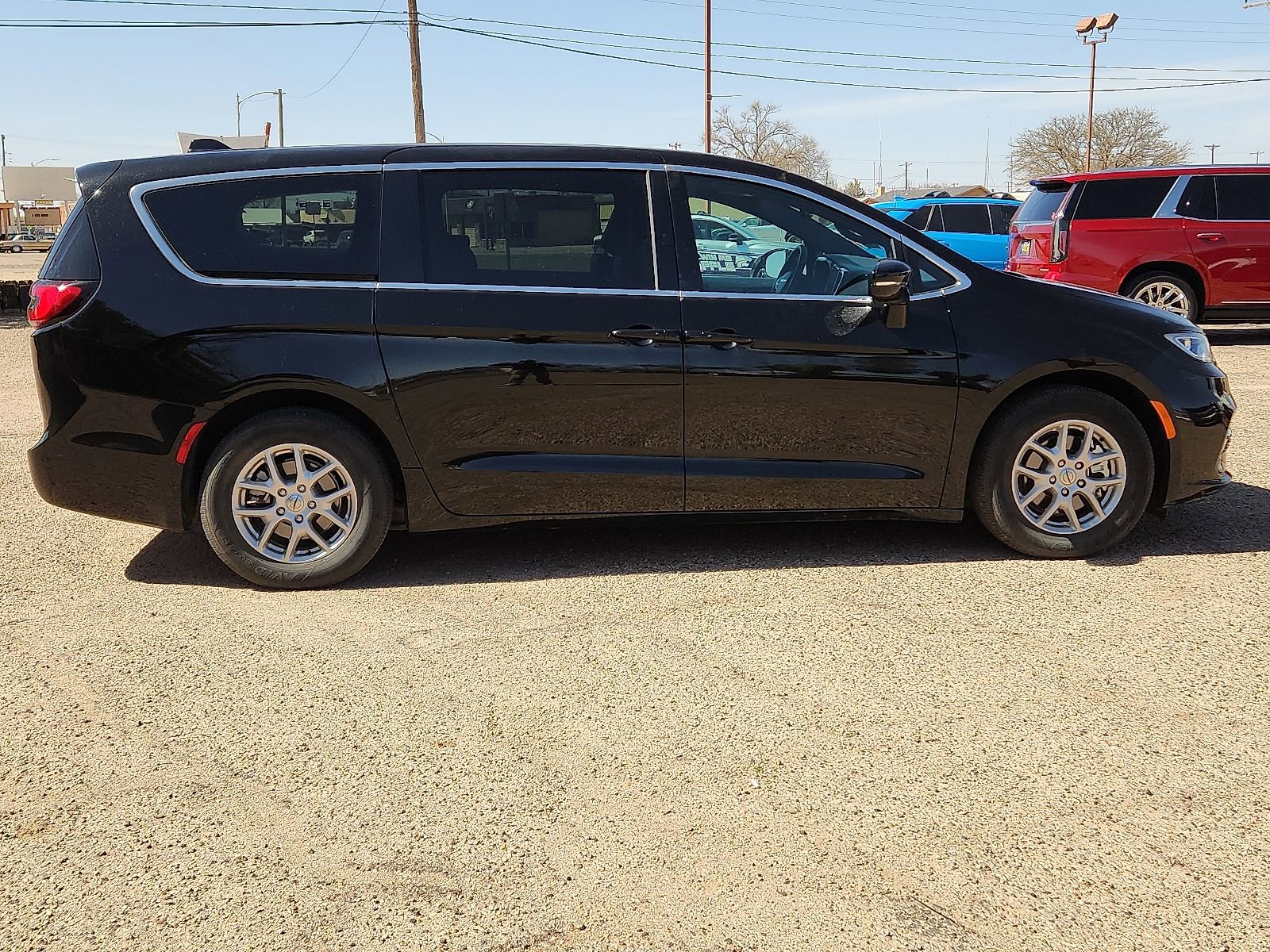 Used 2025 Chrysler Pacifica Select image 5