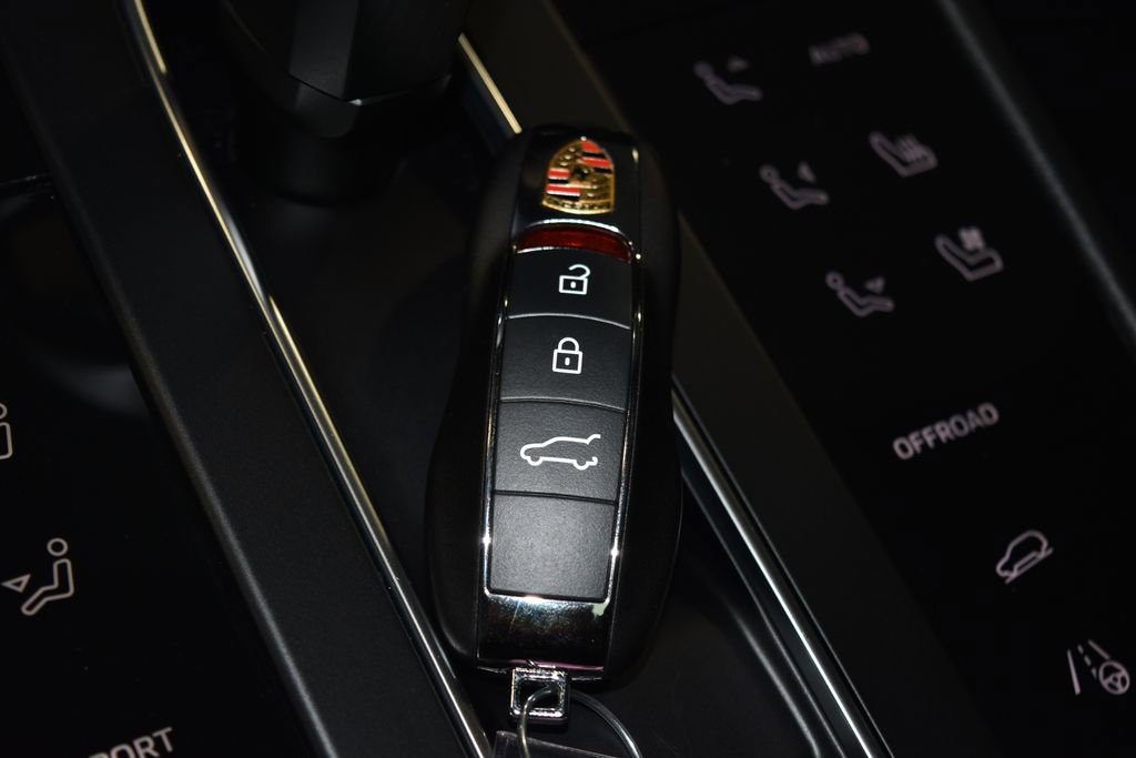 Certified 2025 Porsche Macan image 19