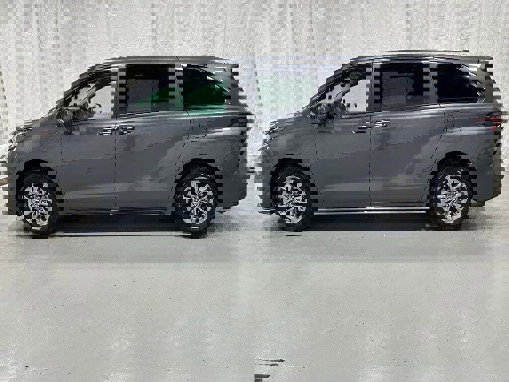 Used 2025 Toyota Sienna XLE image 4