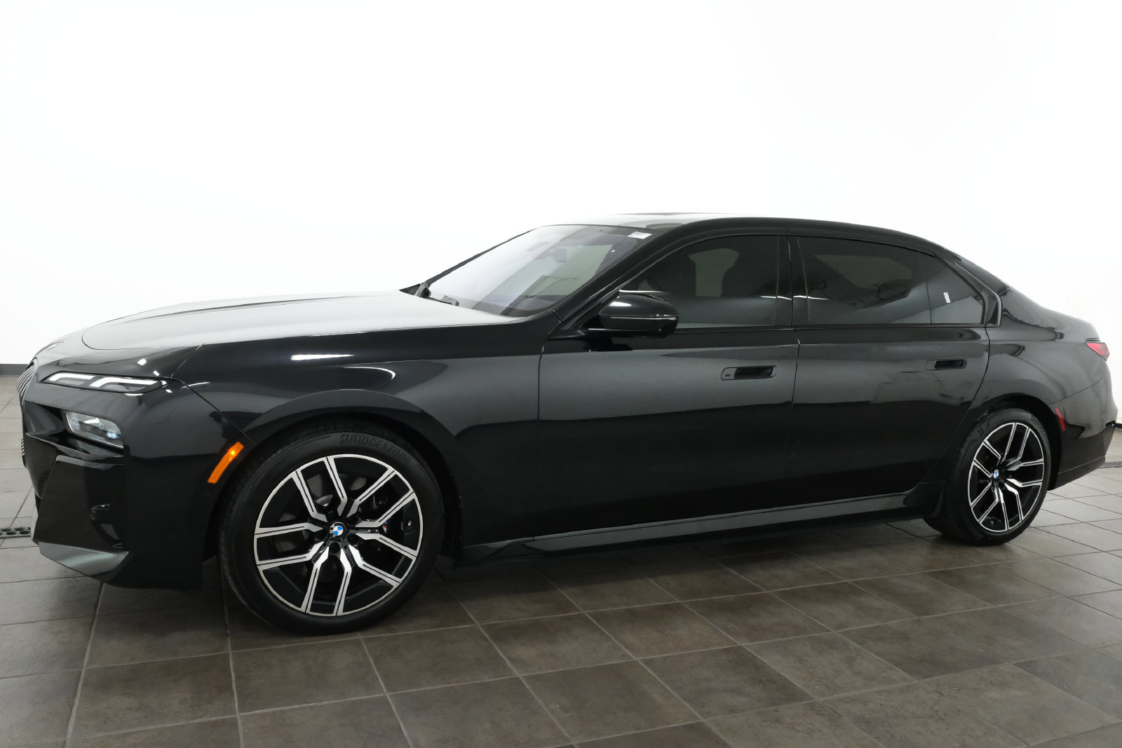 Used 2023 BMW i7 xDrive60 AWD/4WD image 2