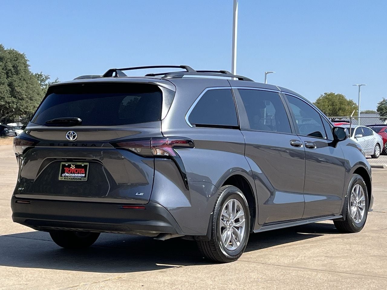 Used 2025 Toyota Sienna LE FWD image 4