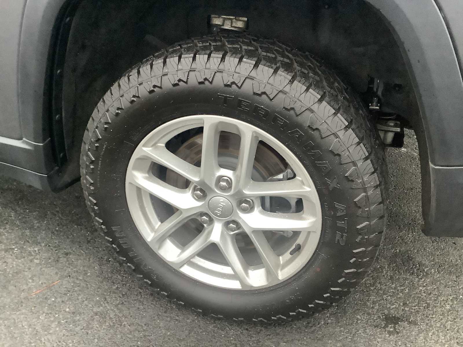 Used 2023 Jeep Grand Cherokee L Laredo image 6