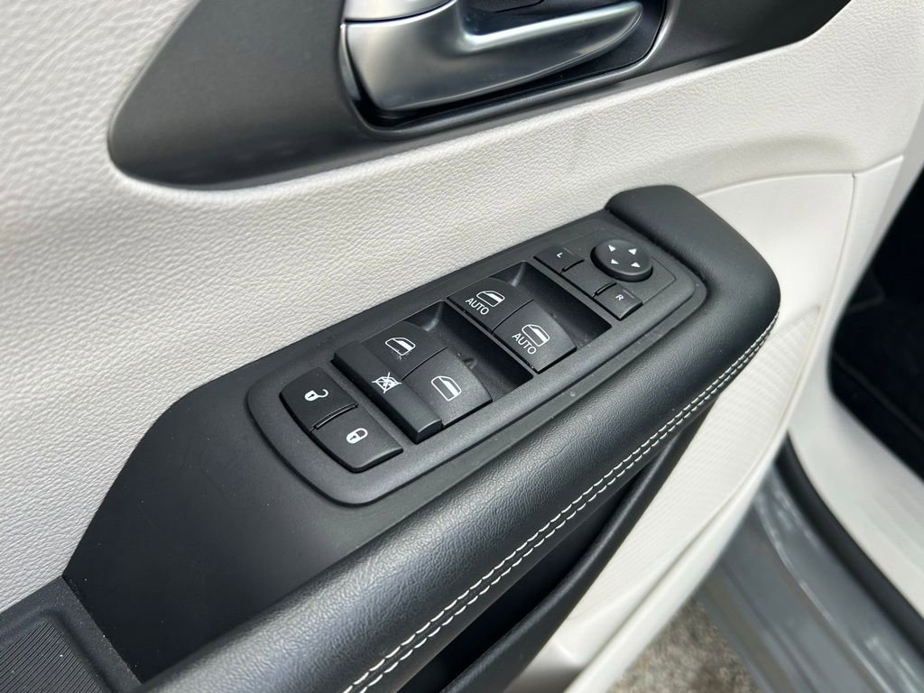 Certified 2022 Chrysler Pacifica Touring-L image 47