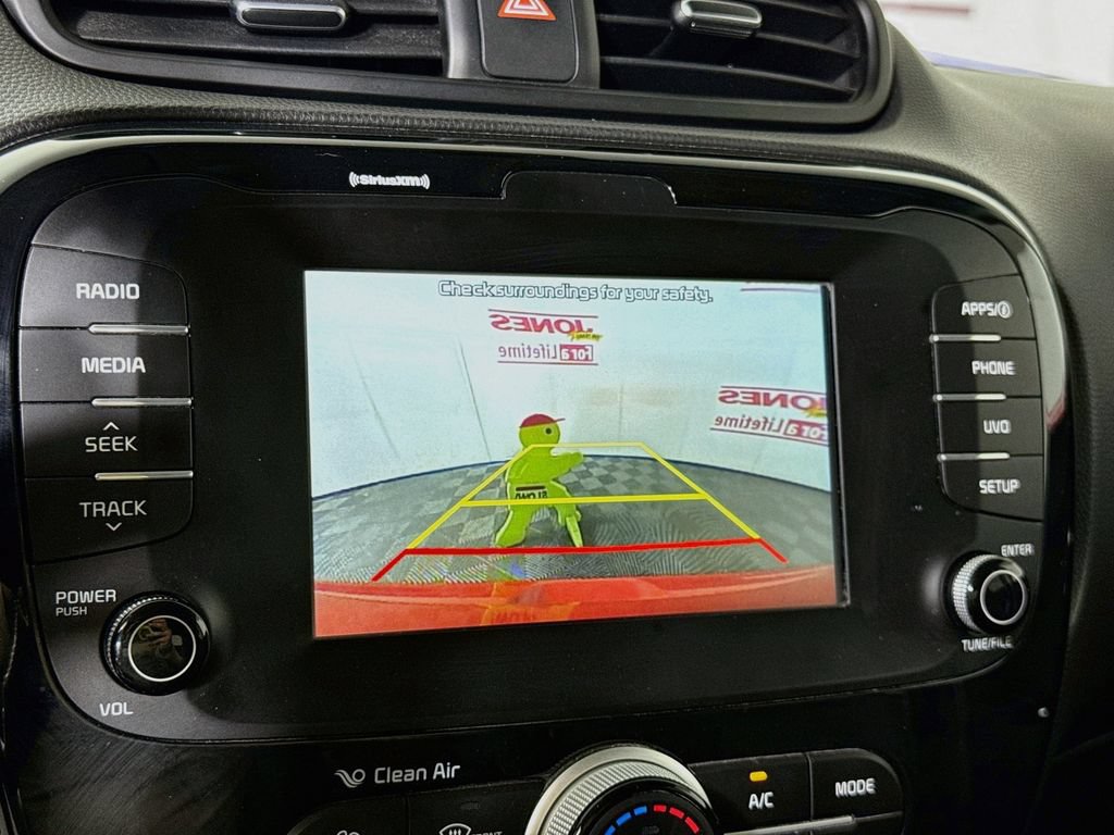 Used 2019 Kia Soul ! FWD image 5