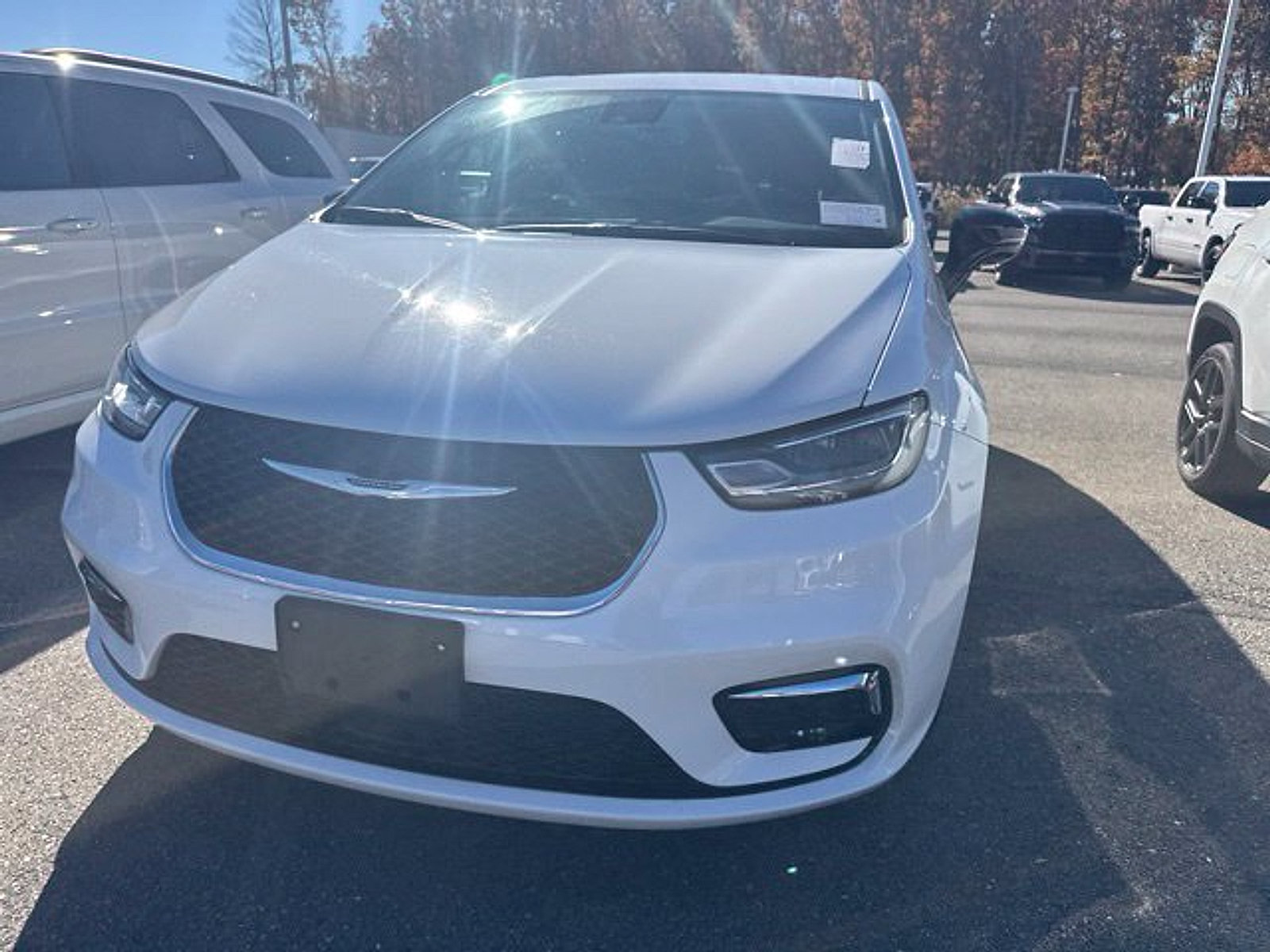 Used 2026 Chrysler Pacifica Select FWD image 4