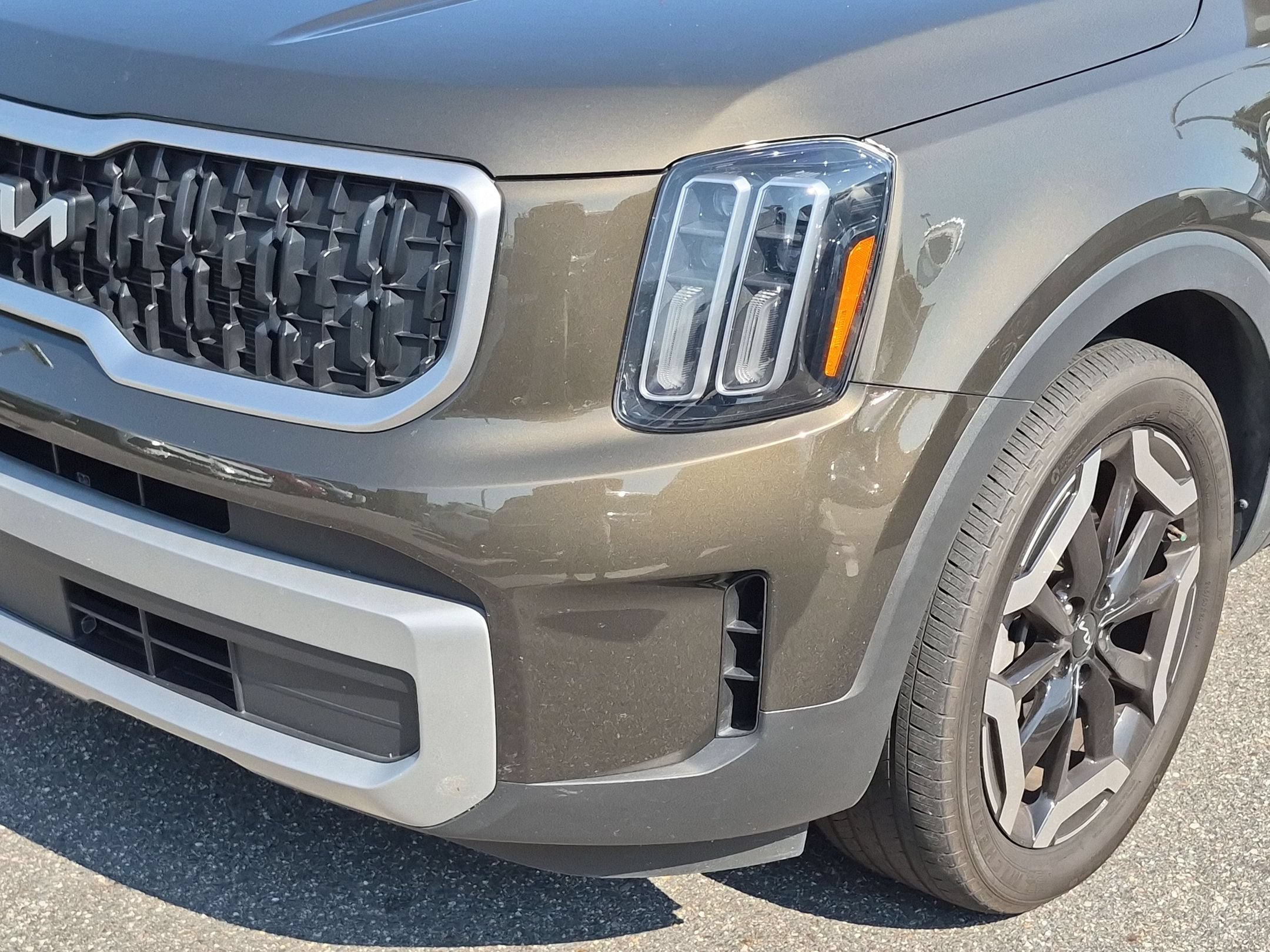 Used 2023 Kia Telluride EX w/ EX Captain's Chair Package AWD/4WD image 9
