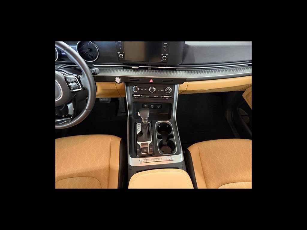 Used 2024 Kia Carnival LX FWD image 16