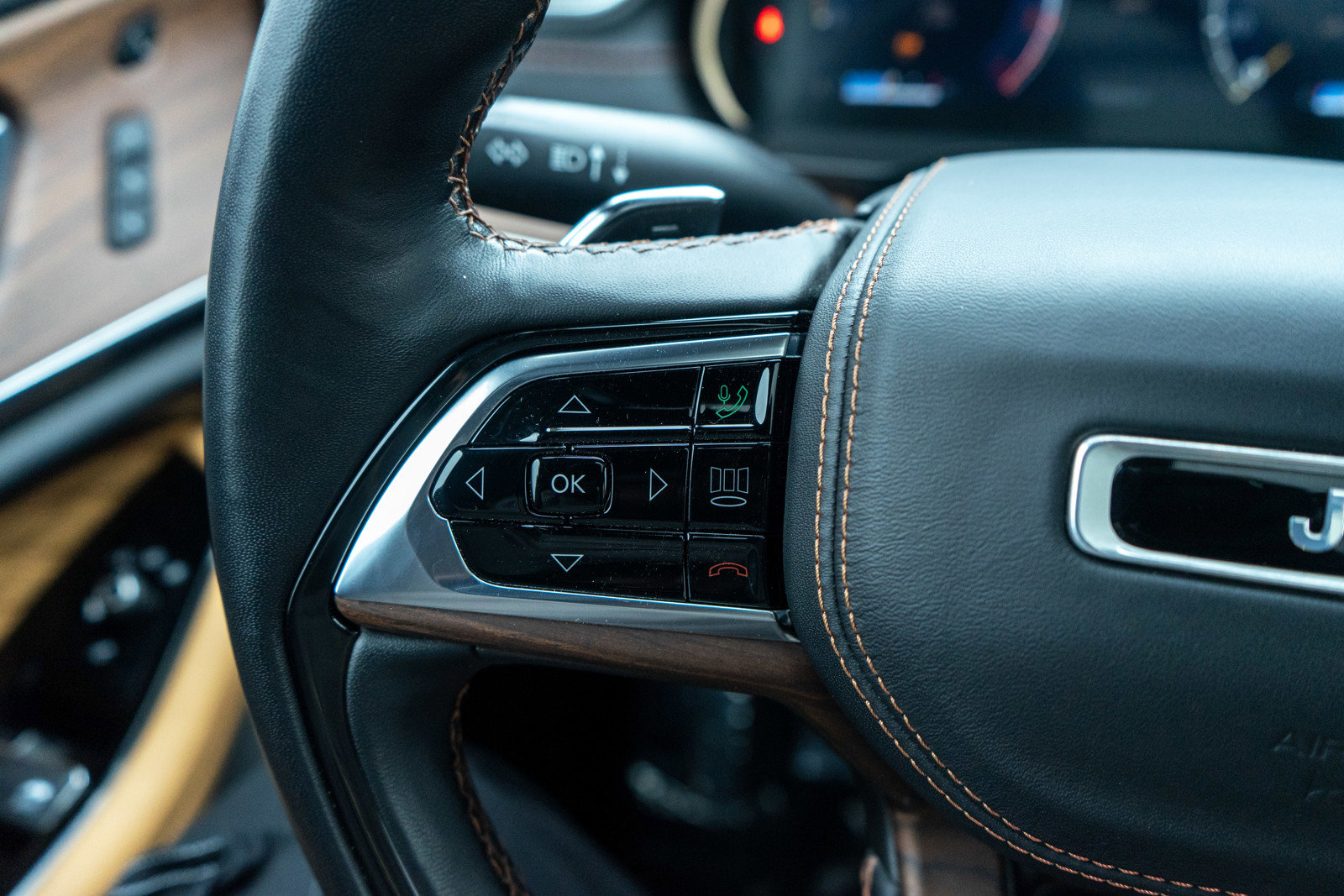 Used 2022 Jeep Grand Cherokee L Summit w/ Luxury Tech Group V image 25