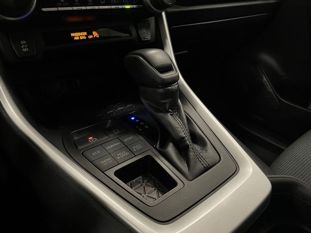 Used 2021 Toyota RAV4 LE image 20