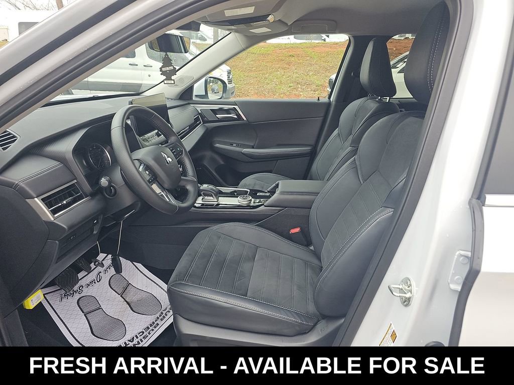 Used 2025 Mitsubishi Outlander SE image 7