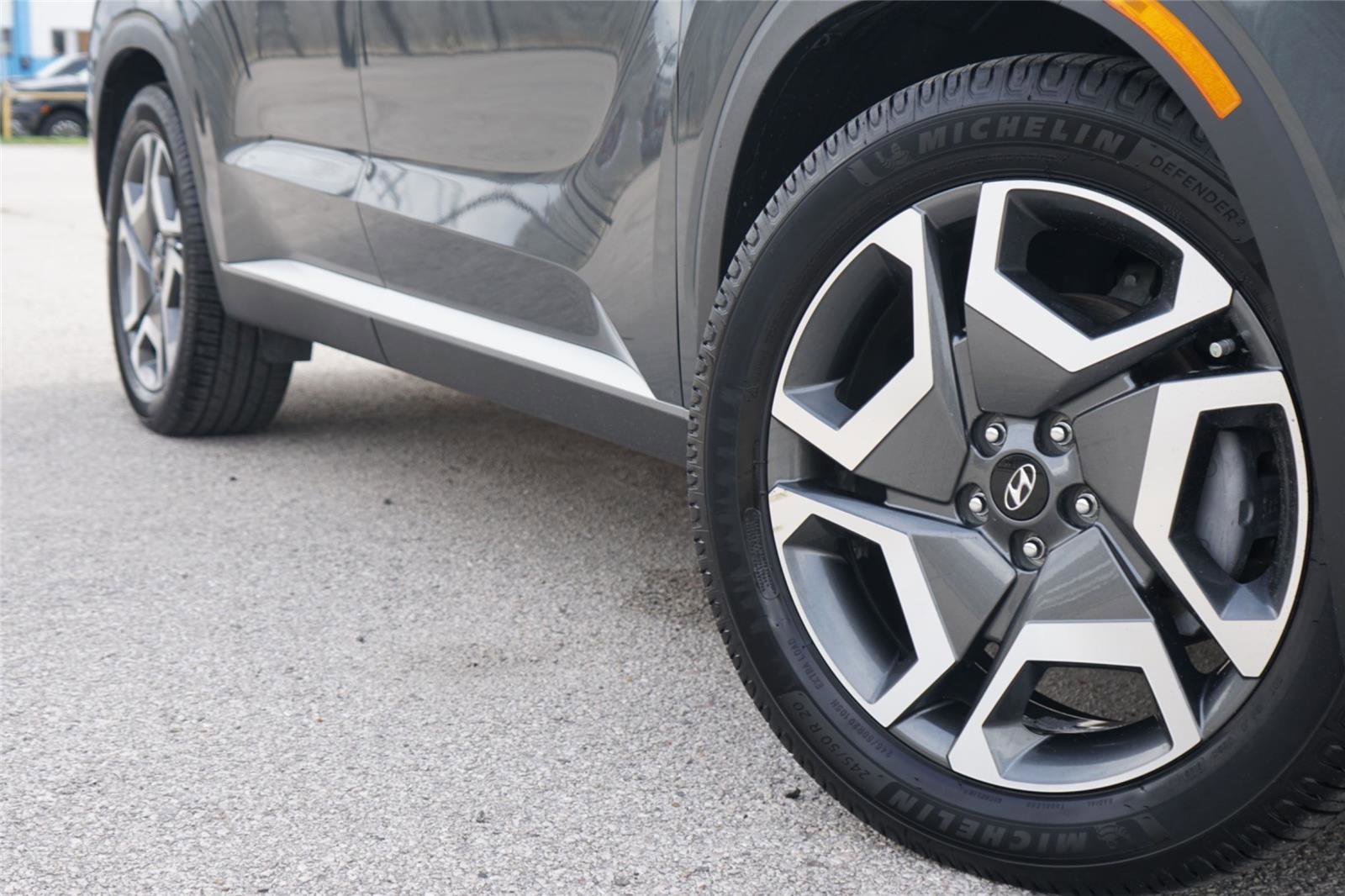 Used 2023 Hyundai Palisade SEL w/ Premium Package FWD image 2
