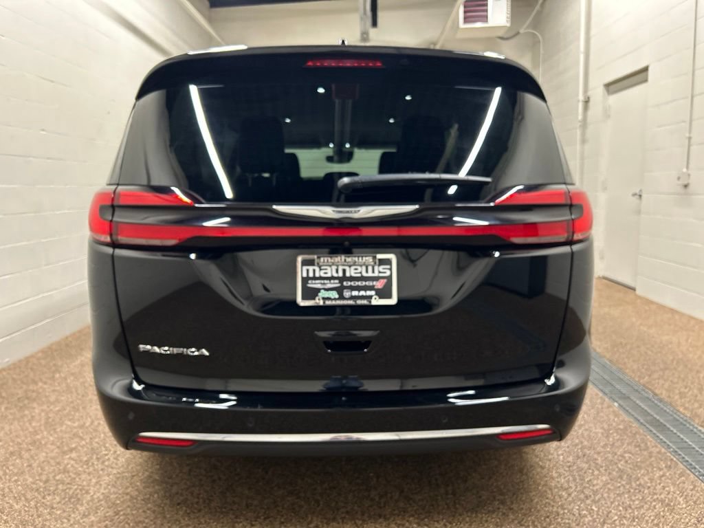 Used 2024 Chrysler Pacifica Touring-L FWD image 3