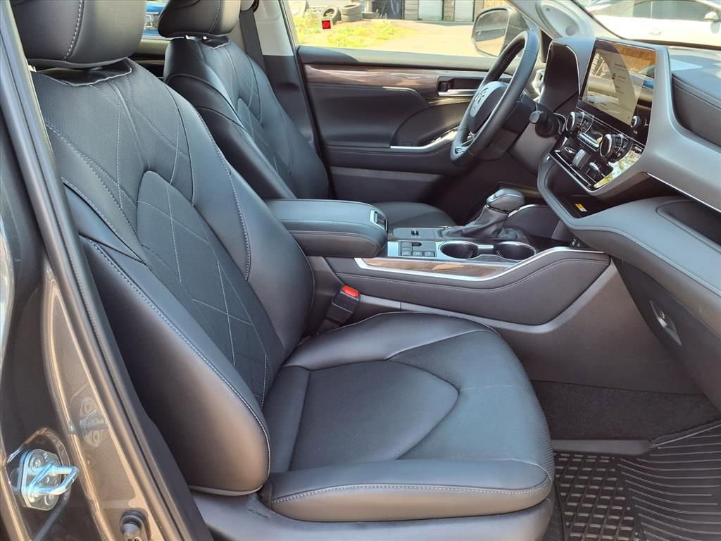 Used 2025 Toyota Highlander Platinum image 13