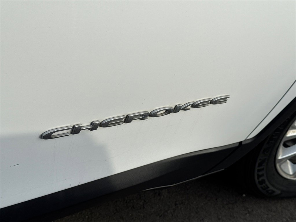 Used 2019 Jeep Cherokee Latitude w/ Popular Appearance Group image 3