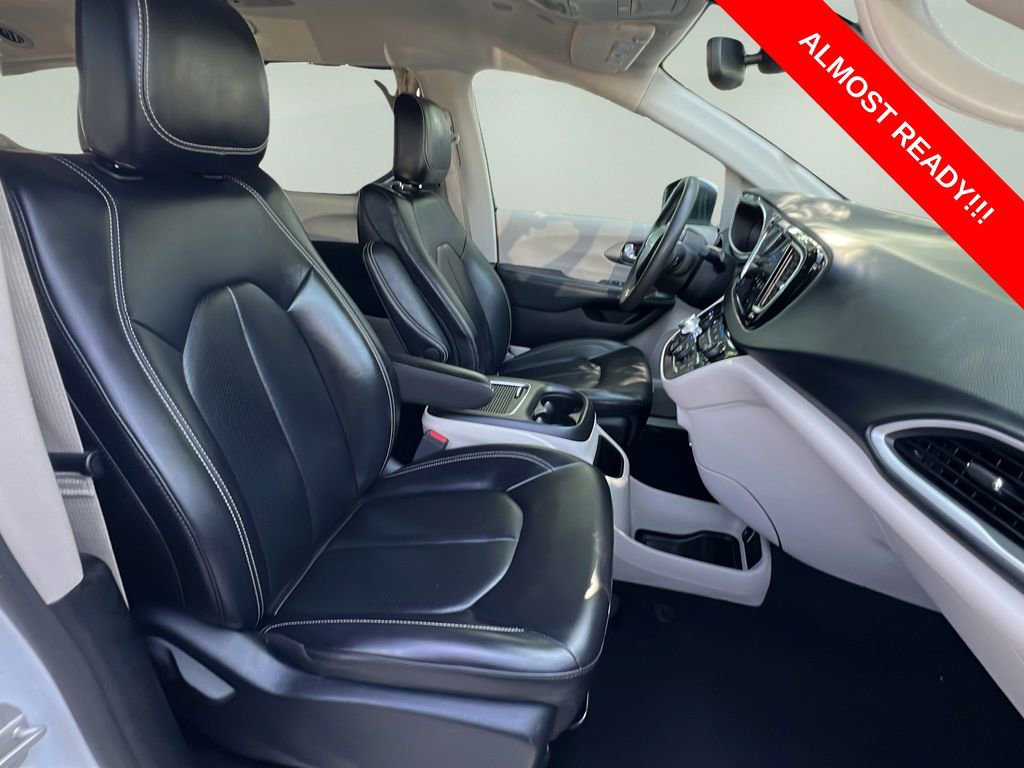 Used 2023 Chrysler Pacifica Touring-L FWD image 20