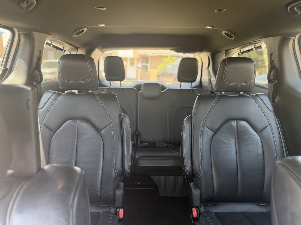 Used 2018 Chrysler Pacifica Touring-L Plus FWD image 17