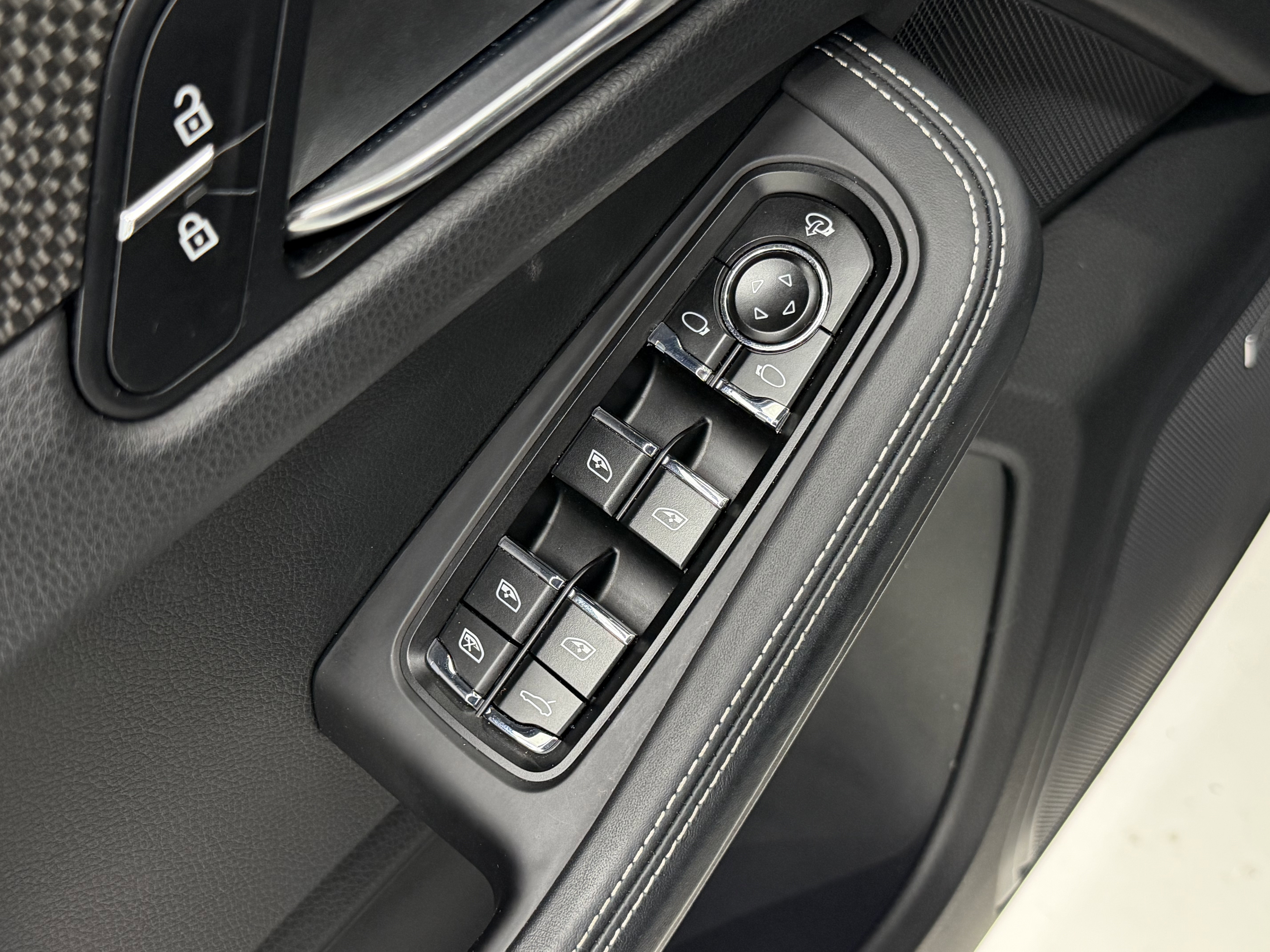 Certified 2022 Porsche Macan S AWD/4WD image 29