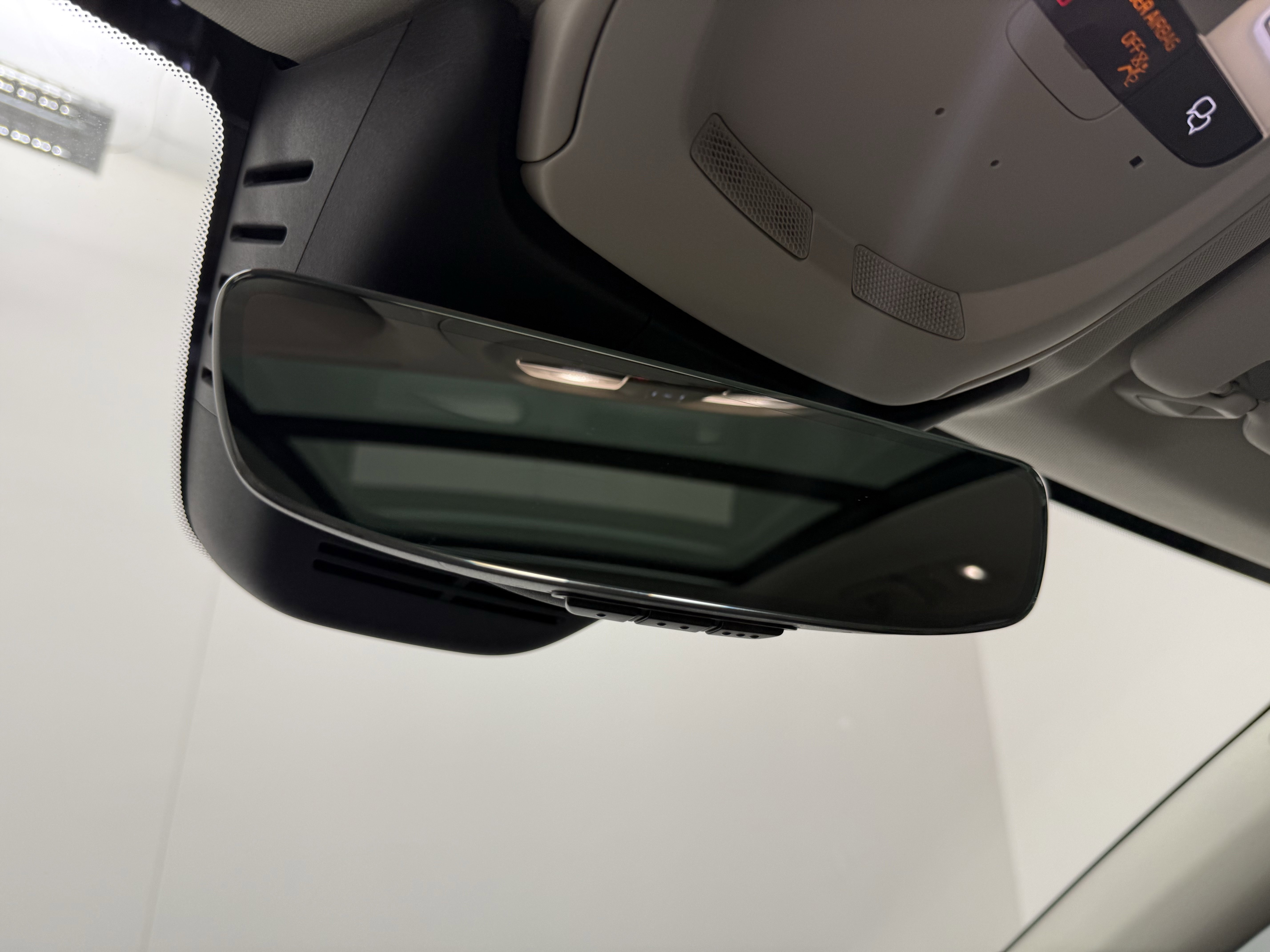 Certified 2024 Volvo XC60 B5 Ultimate w/ Protection Package Premier image 22