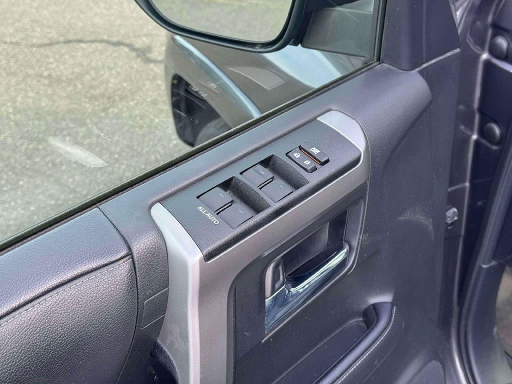 Used 2023 Toyota 4Runner SR5 Premium w/ Moonroof Package AWD/4WD image 18